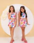 conjunto de short e saia chuvinha na cor off, com estampas coloridas. 