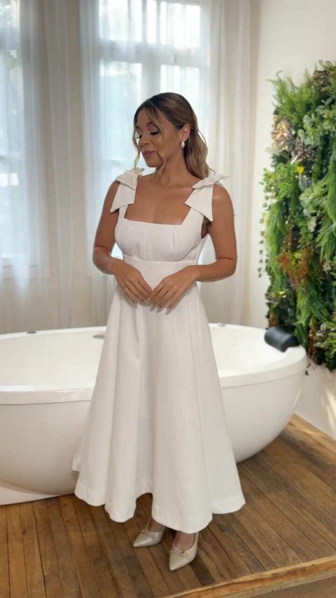 Vestido midi rodado de laços nos ombros e abertura nas costas