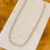 Colar choker com detalhes em gotas, banho de ouro 18k, ajustado ao pescoço.