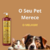 Frasco de condicionador Topázio Bambu Mossô para cães e gatos da Dolce Pet, com gatos e cães ao fundo.
