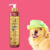 Frasco de Shampoo Limpeza Intensa Safira Bambu Mossô da Dolce Pet com um cachorro sorridente usando um chapéu verde ao fundo.
