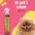 Frasco de Fluído Desembaraçador Água Marinha Cereja e Avelã da Dolce Pet ao lado de um cachorro Pomerânia em um fundo colorido.
