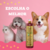 Frascos de shampoo suave Esmeralda da Dolce Pet com um cão, um gato e um cachorro ao fundo em um fundo rosa.
