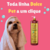 Um cachorro envolto em uma toalha ao lado de um frasco de shampoo Esmeralda Cereja e Avelã da Dolce Pet.