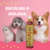 Frasco de shampoo neutralizador de odores Turmalina Cereja e Avelã da Dolce Pet, com um poodle, um gato e um corgi ao fundo.