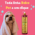 Cachorro com toalha na cabeça ao lado do Shampoo Suave Esmeralda Cereja e Avelã da Dolce Pet, que tem 1 litro.