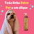 Cachorro com toalha na cabeça ao lado do shampoo neutralizador de odores Turmalina Cereja e Avelã da Dolce Pet.