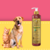Frasco de shampoo Suave Esmeralda Bambu Mossô da Dolce Pet com um cão labrador e um gato ao fundo.