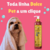 Cachorro com toalha ao redor da cabeça, exibindo o shampoo Limpeza Intensa Safira Cereja e Avelã da Dolce Pet, em fundo rosa.