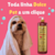 Um cachorro com toalha na cabeça ao lado de um frasco de shampoo neutralizador de odores Dolce Pet, sabor cereja e avelã, em fundo rosa.