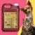 Frasco de condicionador Topázio Cereja e Avelã para cães e gatos, com um cachorro e um gato ao fundo.