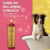 Frasco de condicionador Topázio Cereja e Avelã da Dolce Pet, com um cachorro em uma banheira ao fundo.