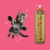 Gato brincando ao lado da máscara de hidratação reconstrutora Ágata Cereja e Avelã Dolce Pet, embalagem de 950ml.