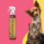 Frasco de Fluído Texturizador Volume Supremo Âmbar Cereja e Avelã da Dolce Pet, com um cachorro e um gato ao fundo.