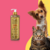 Frasco de shampoo Volume Supremo Âmbar Cereja e Avelã da Dolce Pet, com um cachorro e um gato ao fundo.