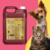 Frasco de condicionador Topázio Bambu Mossô da Dolce Pet para cães e gatos, com um cachorro e um gato ao fundo.