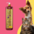 Frasco de shampoo clareador tonalizante Ametista Bambu Mossô da Dolce Pet, com um cachorro e um gato ao fundo.