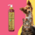 Frasco de shampoo Suave Esmeralda Cereja e Avelã da Dolce Pet com um cachorro e um gato ao fundo.