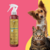 Frasco de Fluído Desembaraçador Água Marinha Cereja E Avelã da Dolce Pet, com um cachorro e um gato ao fundo.