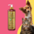 Frasco de shampoo suave Esmeralda Cereja e Avelã da Dolce Pet, com um cão e um gato ao fundo.