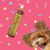 Frasco de shampoo neutralizador de odores Turmalina Cereja e Avelã da Dolce Pet com um cachorro feliz ao fundo.