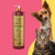 Frasco de shampoo Suave Esmeralda Bambu Mossô de 1L pronto uso, com um cachorro e um gato ao fundo.