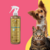 Frasco de Fluído Desembaraçador Água Marinha da Dolce Pet com cães e gatos ao fundo.