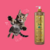 Gato brincando ao lado da máscara de hidratação para cães e gatos da Dolce Pet, sabor cereja e avelã.