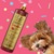 Frasco de shampoo neutralizador de odores Turmalina Cereja e Avelã da Dolce Pet, com um cão feliz ao lado.