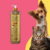 Frasco de 950 ml da Máscara Hidratação Reconstrutora Ágata Bambu Mossô da Dolce Pet, com um cachorro e um gato ao fundo.
