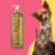 Frasco do condicionador Rubi Liso Absoluto Cereja e Avelã da Dolce Pet, com um cachorro e um gato ao fundo.
