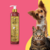 Frasco de condicionador neutro Quartzo Dolce Pet para cães e gatos, com um cachorro e um gato ao fundo.