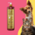 Frasco de condicionador neutro Quartzo da Dolce Pet para cães e gatos, 1 litro, com um cachorro e um gato ao fundo.