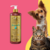 Frasco de Leave-In Amazonita Cereja e Avelã da Dolce Pet, com um cachorro e um gato ao fundo.