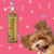 Frasco de shampoo Liso Absoluto Rubi Cereja e Avelã da Dolce Pet, com um cachorro feliz ao fundo.
