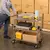 Carrinho utilitário multifuncional com três prateleiras reguláveis, ideal para organização e transporte de itens.