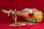 Presunto cru com osso Jamón Espanhol Serrano, acompanhado de uma taça de vinho e fatias do presunto em um prato.