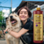 Mulher sorridente abraçando um cachorro, com o frasco do Shampoo Clareador Tonalizante Ametista Bambu Mossô 1L em destaque.