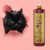 Frasco de shampoo clareador tonalizante Ametista Bambu Mossô 1L ao lado de um gato preto.