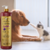 Frasco de Shampoo Clareador Tonalizante Ametista Cereja e Avelã ao lado de um cão e um gato brincando.