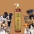 Frasco de condicionador Topázio Bambu Mossô da Dolce Pet, com cães e gatos ao fundo.