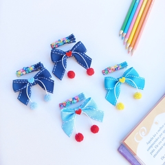 Hair Clip Escolar- Laço pompom e letrinhas