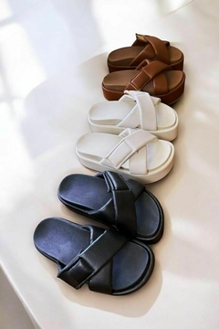 Tamanco Flatform Off White com Velcro na internet