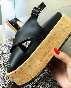 Sandália Tamanco Flatform Preta Duas Tiras em X - comprar online