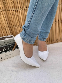 Scarpin salto Fino Verniz Branco - comprar online