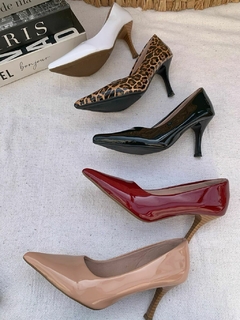 Scarpin salto Fino Verniz Branco na internet