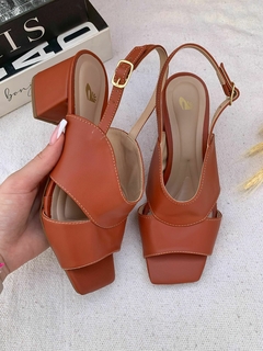 Sandália Salto Bloco Marli Caramelo - comprar online