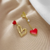 Aretes Irregulares Corazones Rojos Largo Y Corto Baño De Oro 18 K - tienda en línea