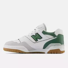 Tênis New Balance 550 na internet