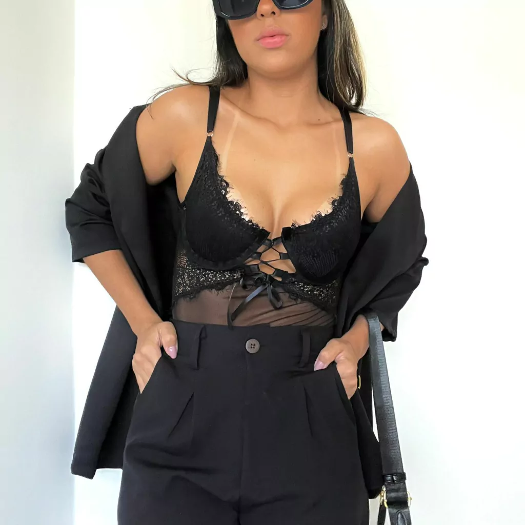 BODY EM TULE E RENDA SEM BOJO DETALHE EM FITA DE CETIM